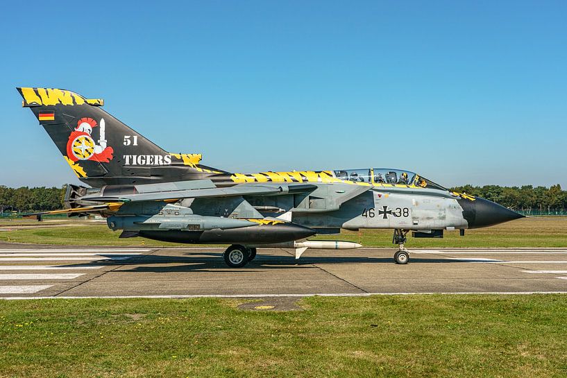 Panavia Tornado (46+38) allemand en livrée tigre. par Jaap van den Berg
