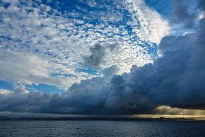Clouds over the Lyngdalsfjord in Norway van Rico Ködder