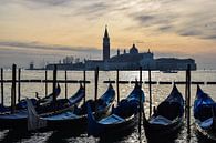 Blaue Boote auf San Marco von Werner Lerooy Miniaturansicht