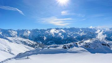 Panoramablick in den Tiroler Alpen in Österreich im Winter