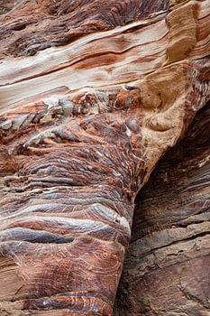 Layered Time - Farbenfrohe Felsstruktur aus Jordanien