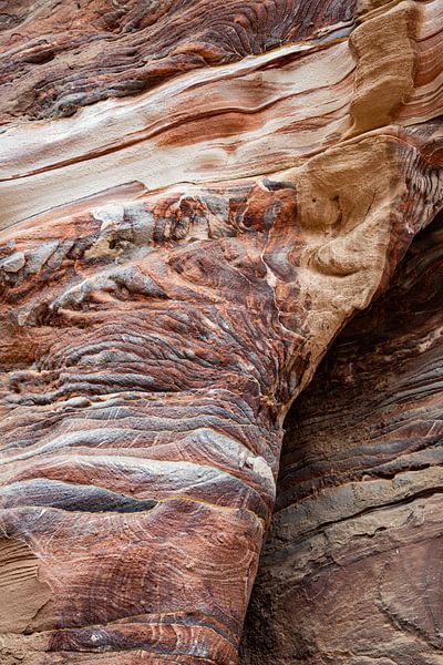Layered Time - Farbenfrohe Felsstruktur aus Jordanien von Delphine Chevalier