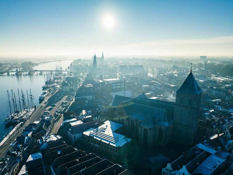 Vue de Kampen au lever du soleil avec le Buitenkerk à la rivière IJssel par Sjoerd van der Wal Photographie