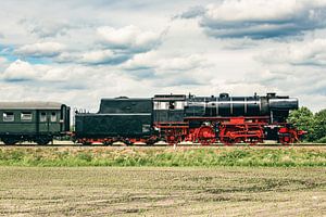 Dampflokomotive fährt durch die Landschaft von Sjoerd van der Wal Fotografie