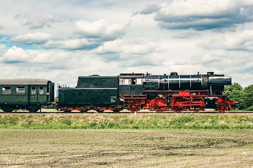 Stoomtreinlocomotief rijdt door het landschap