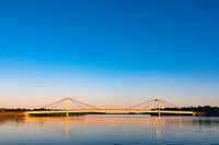 Middag reflecties van een brug