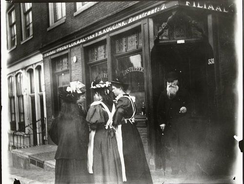 Vier jonge vrouwen op straat voor proeflokaal Koggink, George Hendrik Breitner