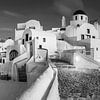 Santorin am Morgen mit dem Dorf Oia. Schwarzweiss Bild. von Manfred Voss, Schwarz-weiss Fotografie