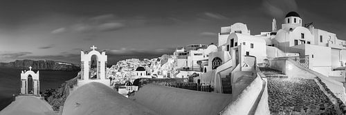 Santorini in de ochtend met het dorp Oia. Zwart-wit beeld.