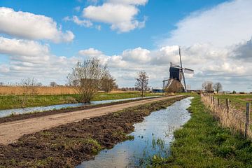 Nederlands landschap met een poldermolen