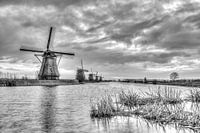 De molens van Kinderdijk in zwart-wit