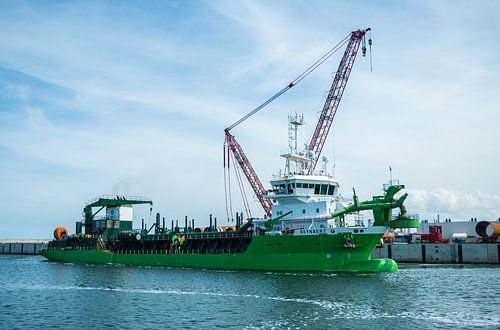 Baggerschip te water bij de Maasvlakte Rotterdam