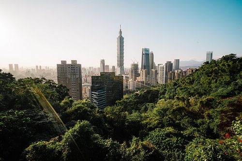 Uitzicht over Taipei: een kleurrijke metropool, omringd door groene bergen