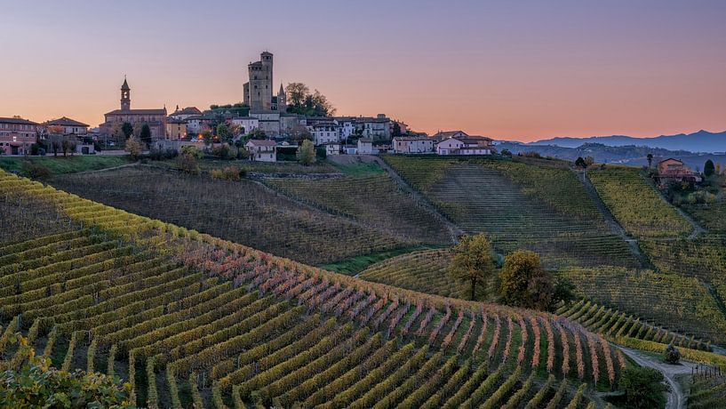 Lever de soleil derrière le "Castello di Serralunga d'Alba". par Teun Ruijters