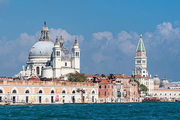 Uitzicht op historische gebouwen in Venetië, Italië van Rico Ködder