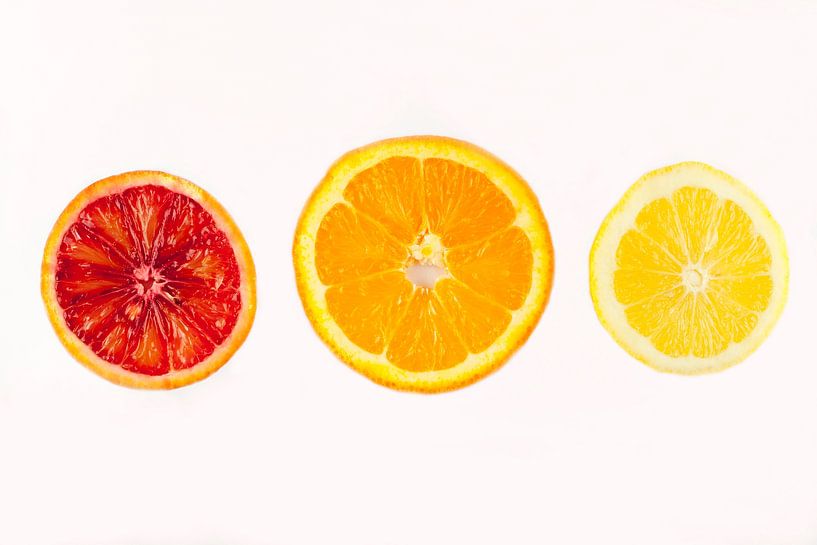 Drie citrus schijfes: citroen, sinaasappel en bloedsinaasappel van Ans van Heck