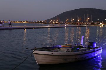 Vissersbootje in de avond bij Lefkada stad, Griekenland van Cora Unk