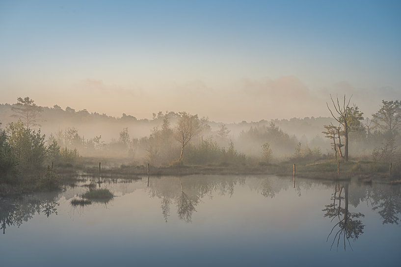 Kunstlandschaft eines nebligen Sonnenaufgangs am Wasser von John van de Gazelle fotografie