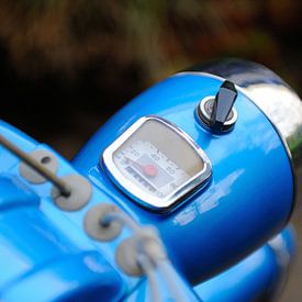 Cockpit van een oude bromfiets van Robert de Jong