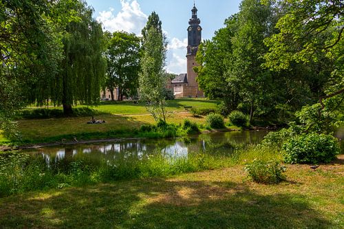 Uitzicht op de kasteeltoren van het stadspaleis van Weimar vanuit het Goethepark