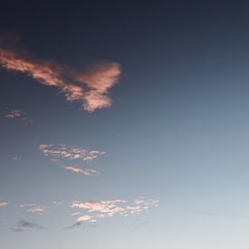 Rosa Wolken, blauer Himmel | Naturfotografie von AIM52 Shop