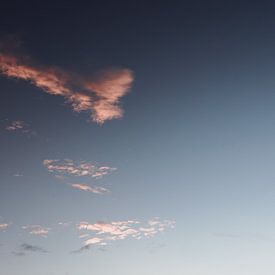 Roze wolken, blauwe lucht | Natuur fotografie van AIM52 Shop