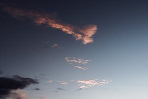 Roze wolken, blauwe lucht | Natuur fotografie van AIM52 Shop