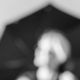 Silhouette van dame in de regen van Floris van Woudenberg
