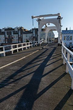 Lange schaduwen op de Rembrandtbrug van QEIMOY