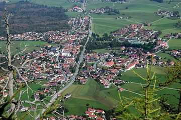 Bergdorp Inzell in Chiemgau gezien vanaf de top van Falkenstein van Christian Peters