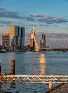 Zonsopkomst bij de Erasmusbrug in Rotterdam van John Kreukniet