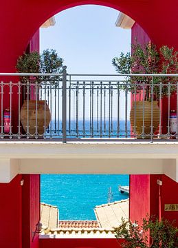 Doorkijk naar zee met rode muur in Parga Griekenland van Edith Keijzer