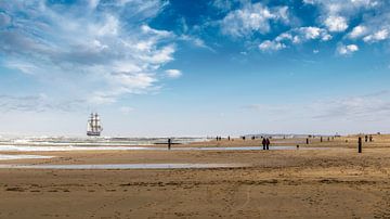 Plage de Den Helder et grand voilier au large sur eric van der eijk