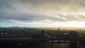 Uitzicht over Amsterdam genomen van de A'dam Lookout. van Bart Ros