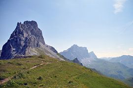 Bergpanorama met ruige rotsen van Sandra Knittel