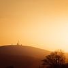 Glühender Sonnenuntergang mit Brocken Silhouette von Oliver Henze