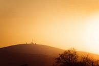 Schitterende zonsondergang met silhouet van de Brocken van Oliver Henze thumbnail