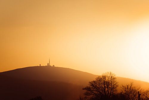 Glühender Sonnenuntergang mit Brocken Silhouette