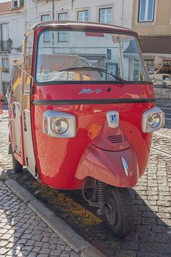 Vintage tuktuk in Lissabon, Portugal - straat en reisfotografie van Christa Stroo fotografie