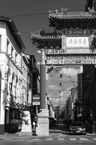 Entrée de Chinatown, Anvers, en noir et blanc.
