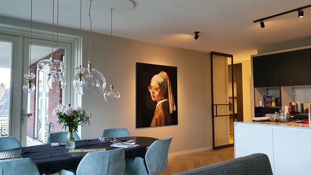 Fille avec la boucle d'oreille en perle et les lunettes de soleil par Fela de Wit