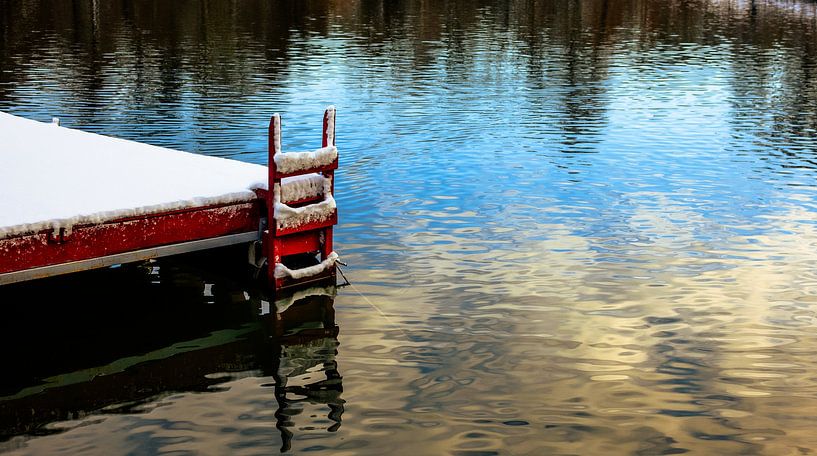 Rote Badeleiter am Wintersee – Steg &amp; Spiegelungen von Brave Toaster Photos