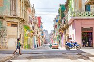 Kleurrijke straat in Havana op Cuba van Michiel Ton thumbnail