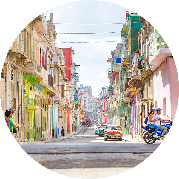 Kleurrijke straat in Havana op Cuba van Michiel Ton