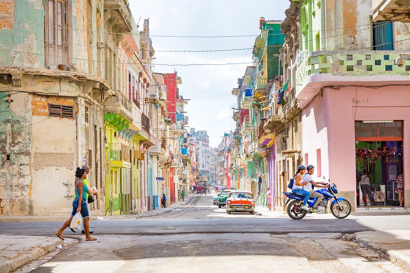 Kleurrijke straat in Havana op Cuba van Michiel Ton