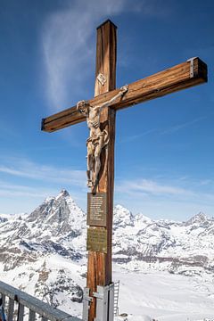 Kruis met Jezusbeeld op de top van de Klein Matterhorn van t.ART