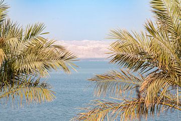 Uitzicht op Israël vanaf Dode zee van Astrid van der Eerden