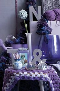 Bild eines Stillebens mit Retro-/Vintage-Material in Lila.