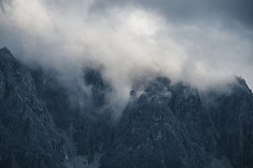 Ruwe bergpieken in de mist