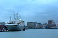 De Maashaven en SS Rotterdam op een grauwe dag van Capture the Moment 010 thumbnail